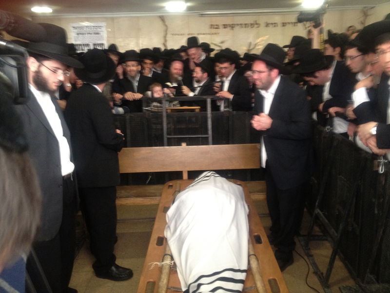 הלווית זקן ראשי הישיבות: אלפי תלמידים נפרדים בבכי