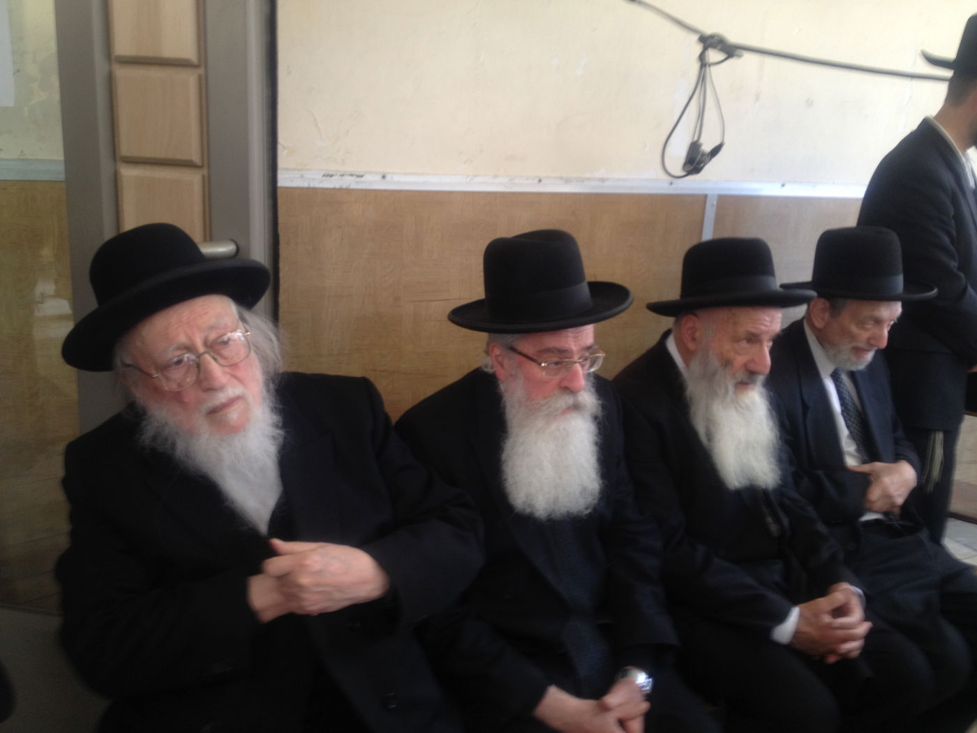 הלווית זקן ראשי הישיבות: אלפי תלמידים נפרדים בבכי