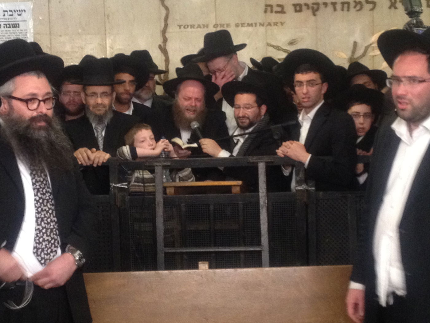 הלווית זקן ראשי הישיבות: אלפי תלמידים נפרדים בבכי