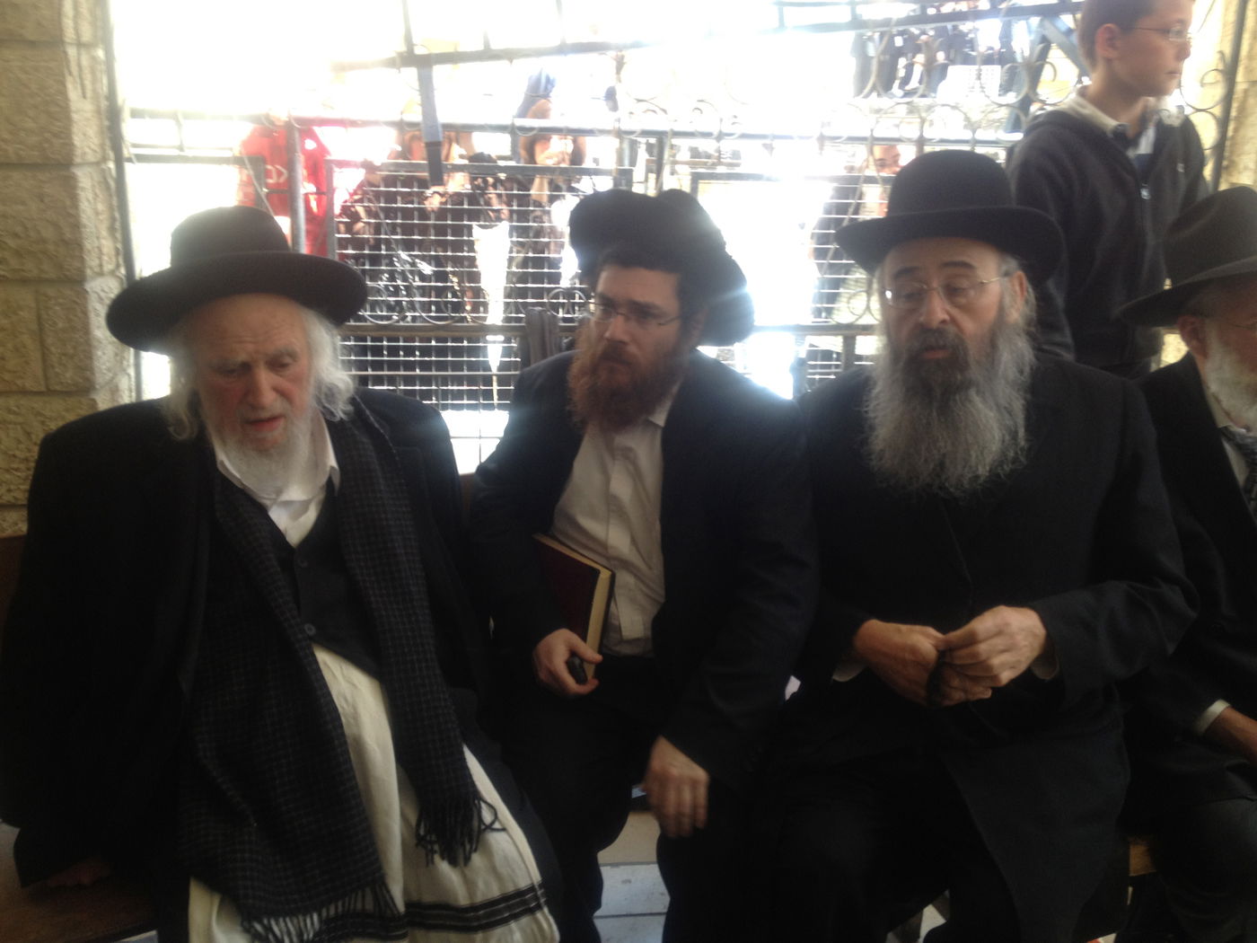 הלווית זקן ראשי הישיבות: אלפי תלמידים נפרדים בבכי