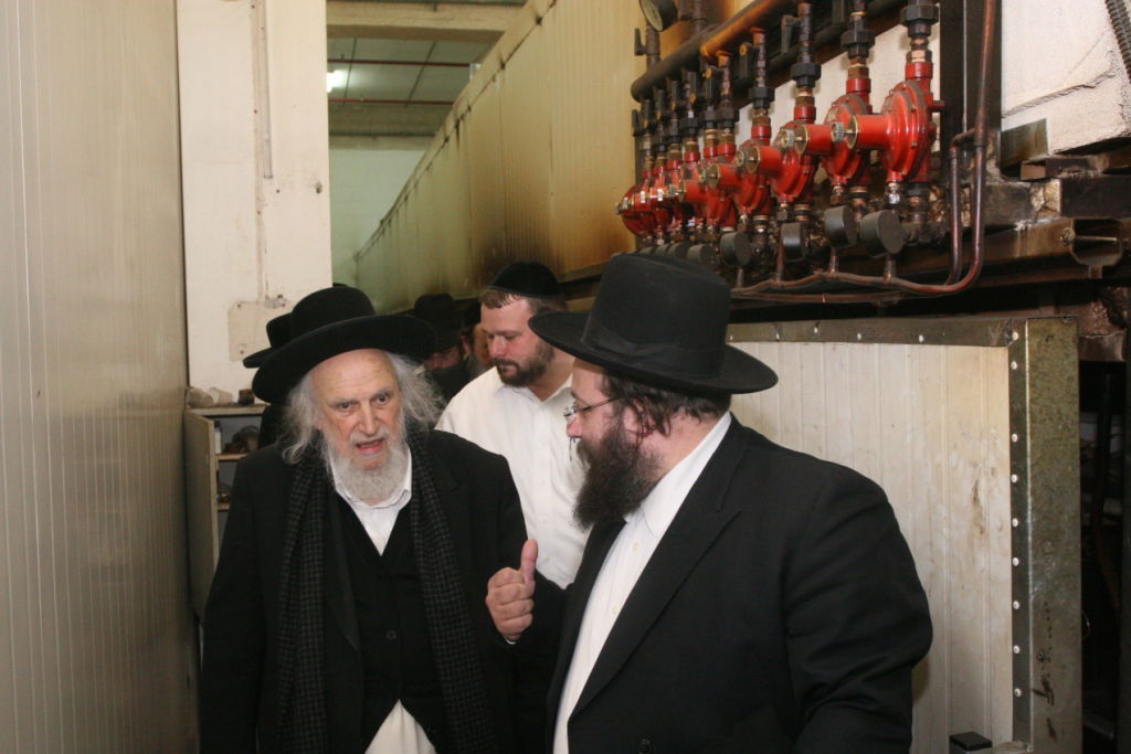 תמונות: הרב שמואל אוירבעך במאפיית מצות