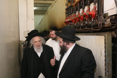 תמונות: הרב שמואל אוירבעך במאפיית מצות