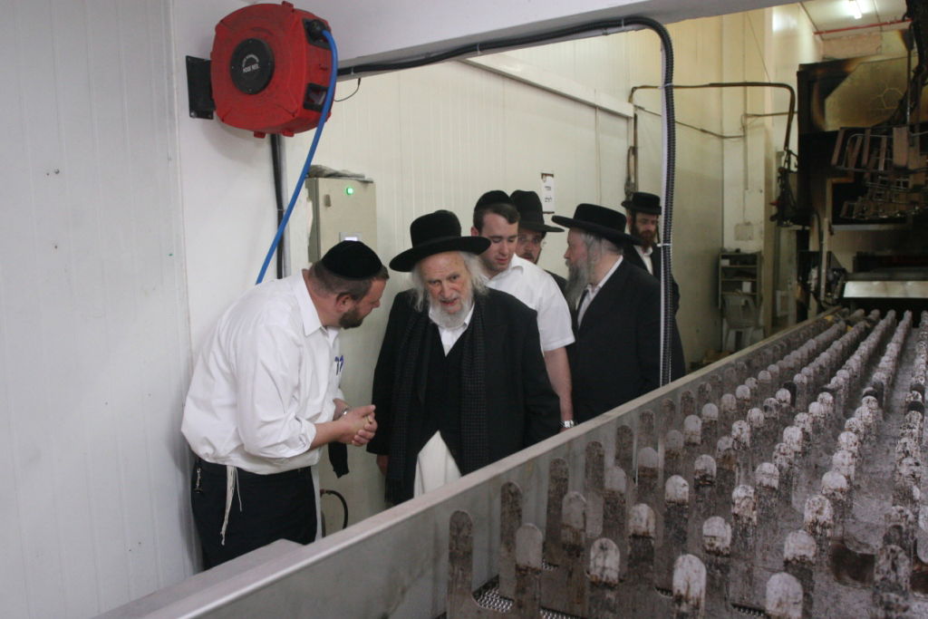 תמונות: הרב שמואל אוירבעך במאפיית מצות