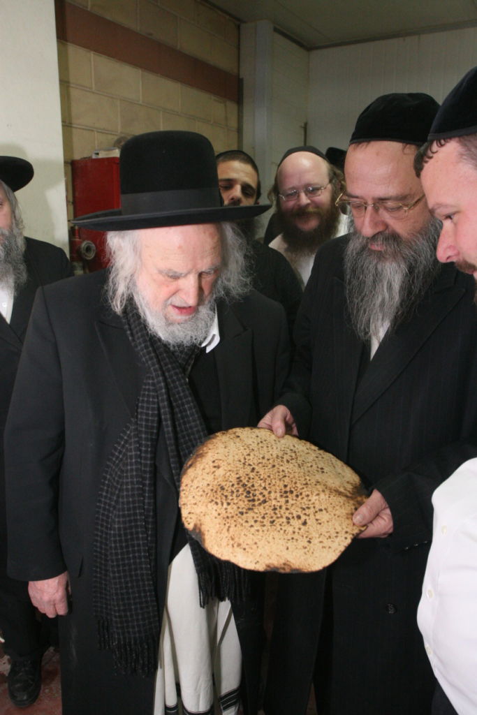 תמונות: הרב שמואל אוירבעך במאפיית מצות