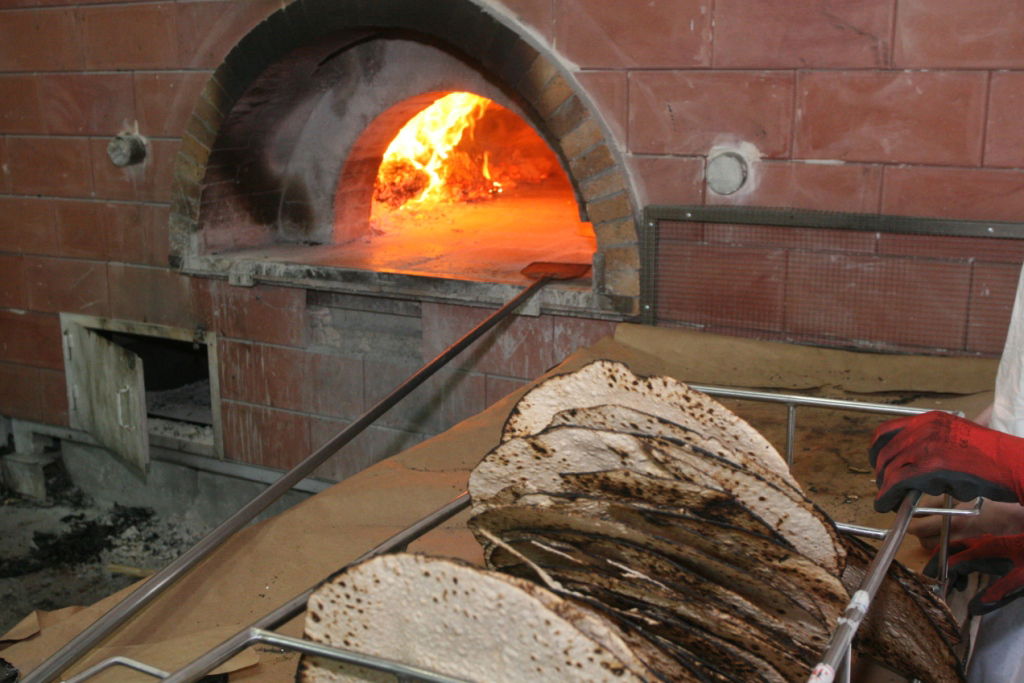 תמונות: הרב שמואל אוירבעך במאפיית מצות