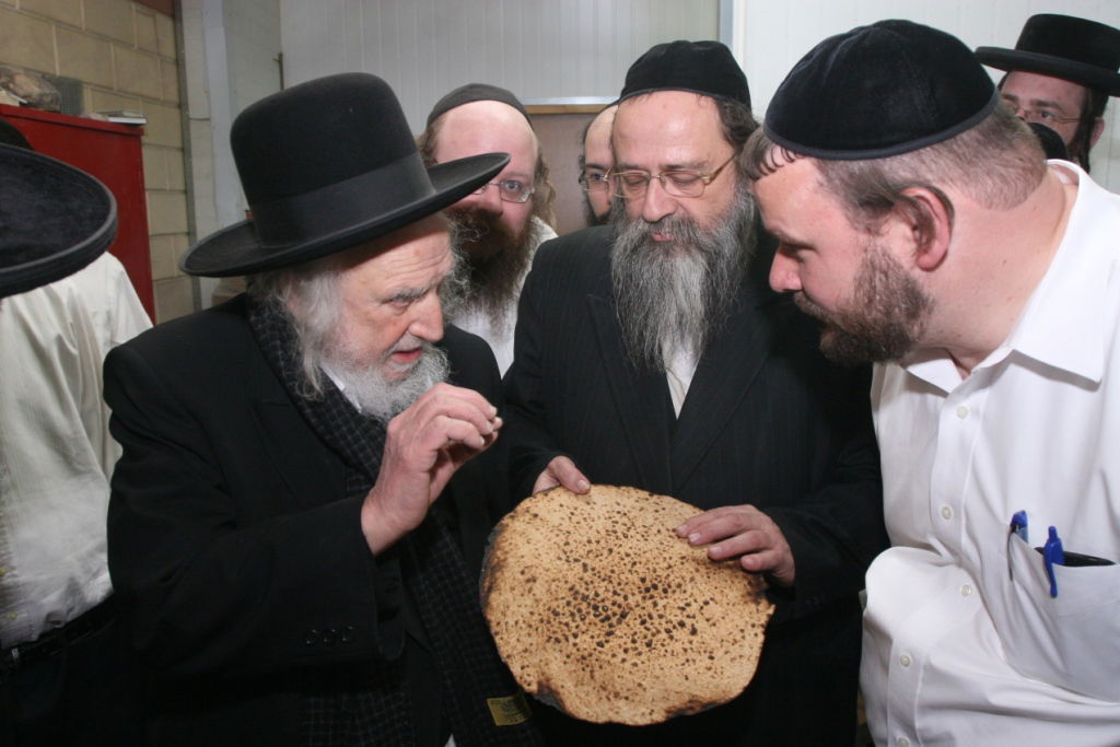 תמונות: הרב שמואל אוירבעך במאפיית מצות