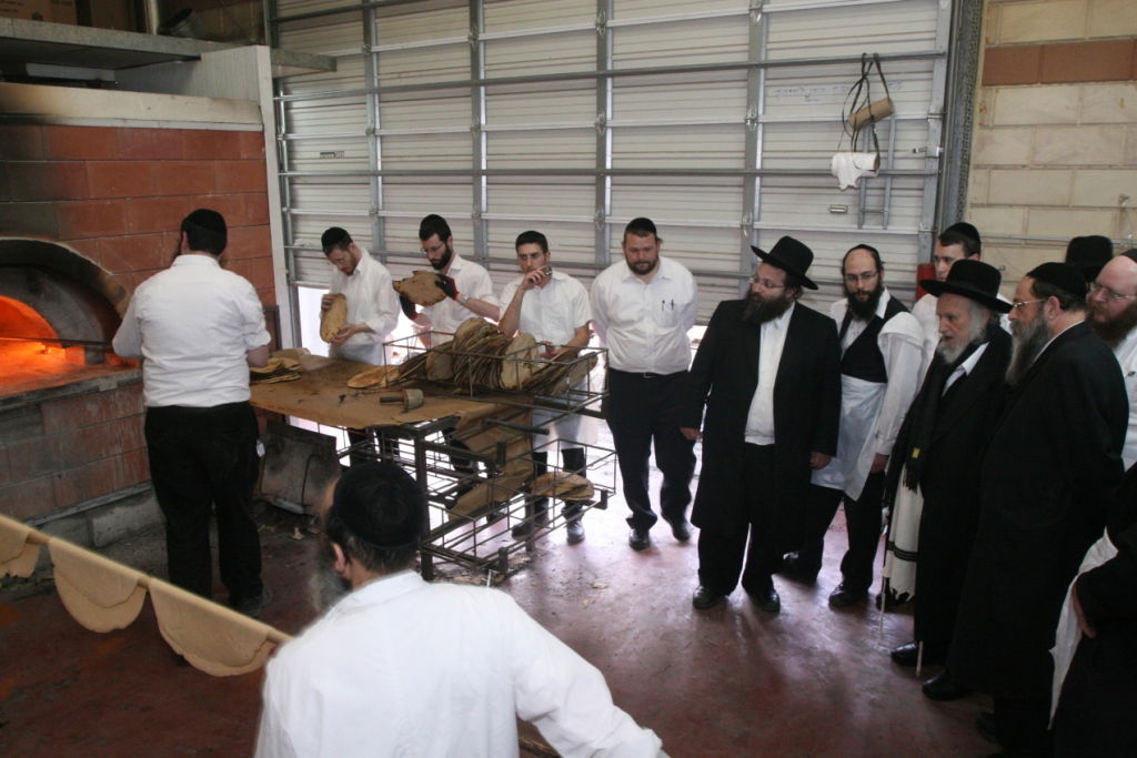 תמונות: הרב שמואל אוירבעך במאפיית מצות