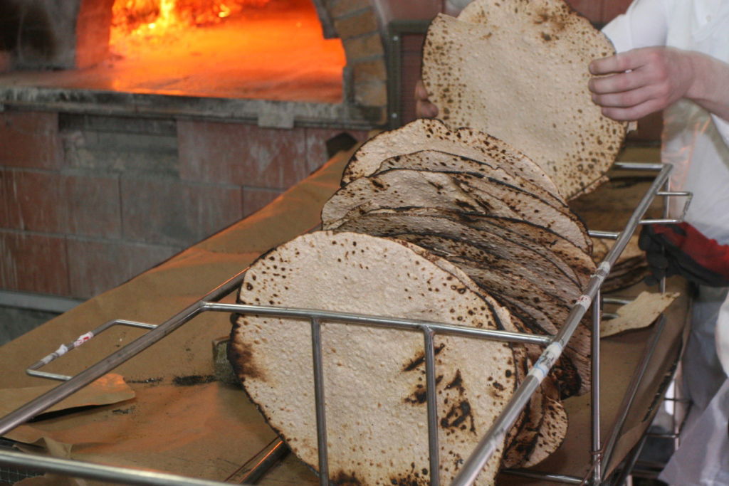 תמונות: הרב שמואל אוירבעך במאפיית מצות