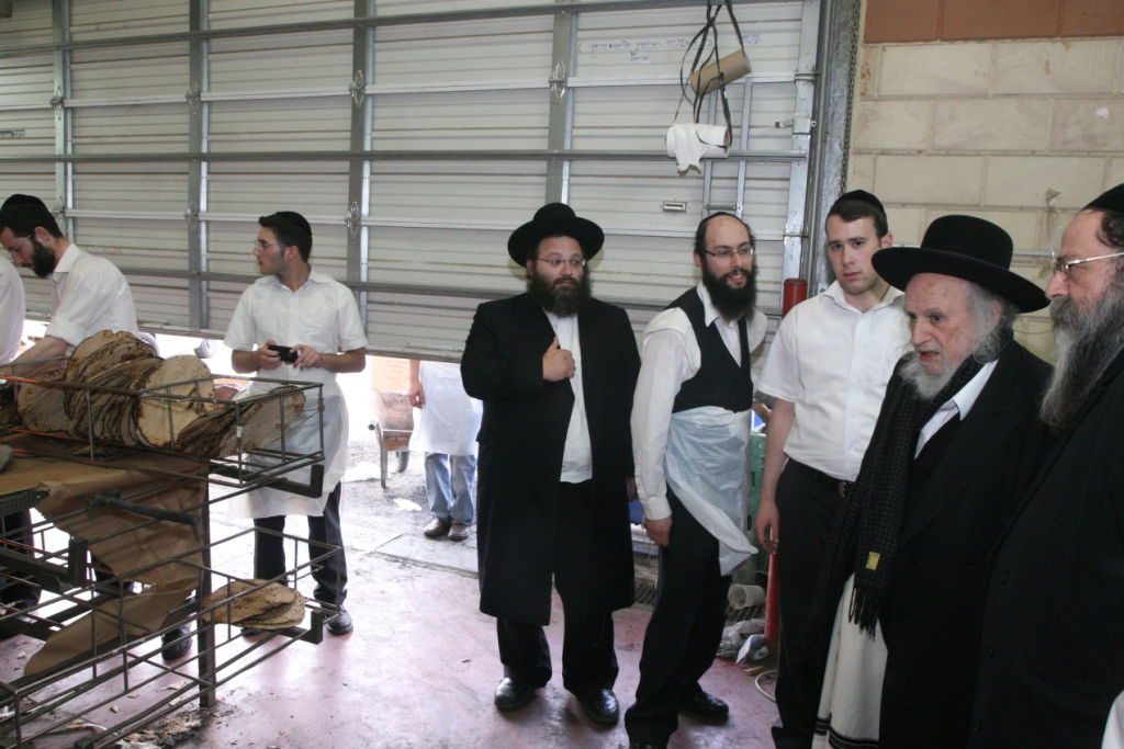 תמונות: הרב שמואל אוירבעך במאפיית מצות