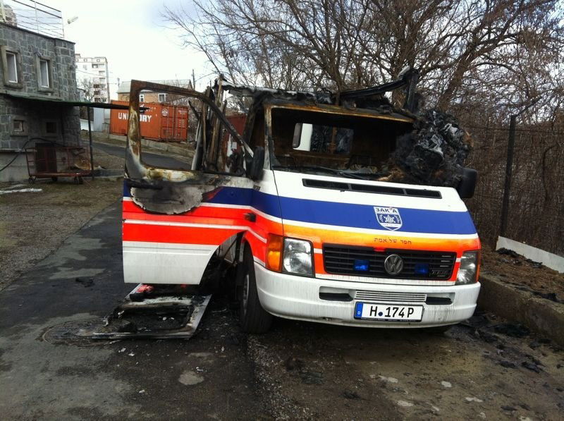 האמבולנס לאחר ההצתה (צילום שמעון סמוכה חדשות 24)