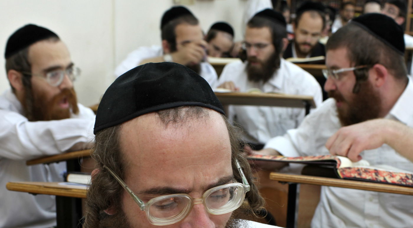 "למה להרבה חרדים יש משקפיים?"