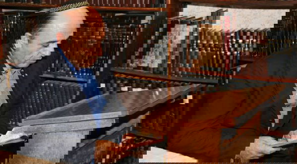 מופז על כסאו של רבי חיים קנייבסקי