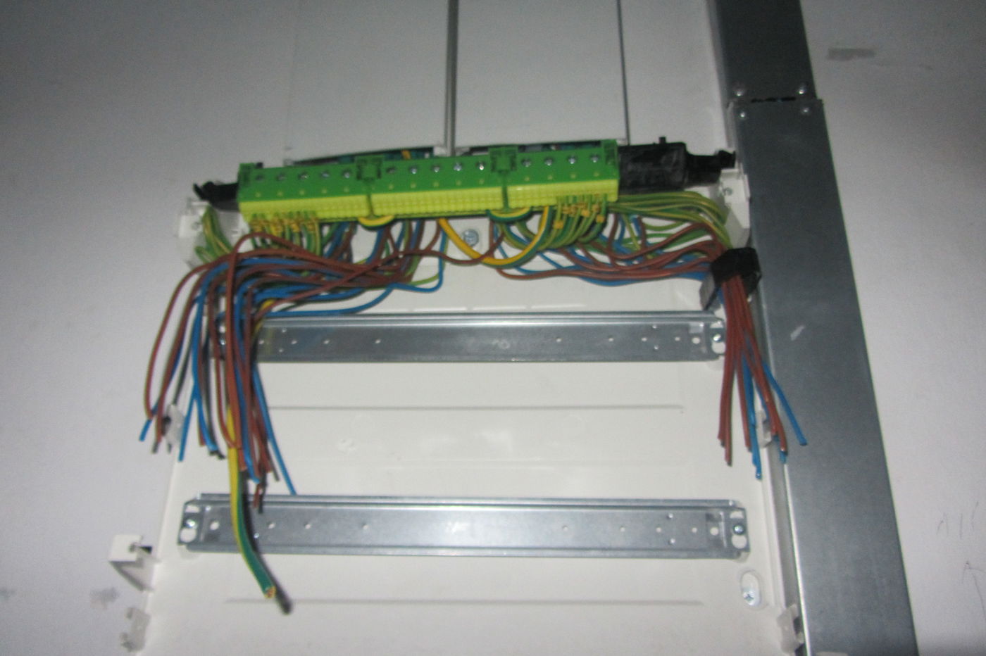 ארון החשמל לאחר שהושחת