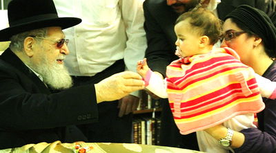 הגר"ע מברך את אווה סנדלר