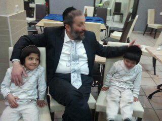 אריה דרעי לא מתרגש ממוטי גילת: "אדם שיש בכוחו להשפיע - צריך לעשות זאת"