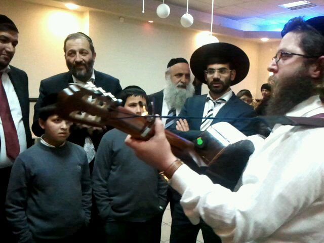 אריה דרעי לא מתרגש ממוטי גילת: "אדם שיש בכוחו להשפיע - צריך לעשות זאת"