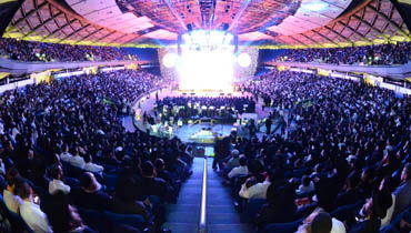 הקהל במעמד האדיר