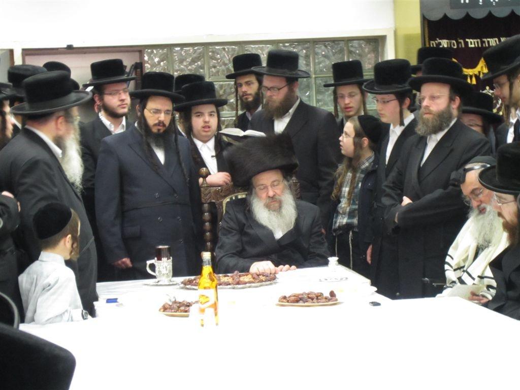 בחרדת קודש: גדולי ישראל אופים מצות ● תיעוד חגיגי