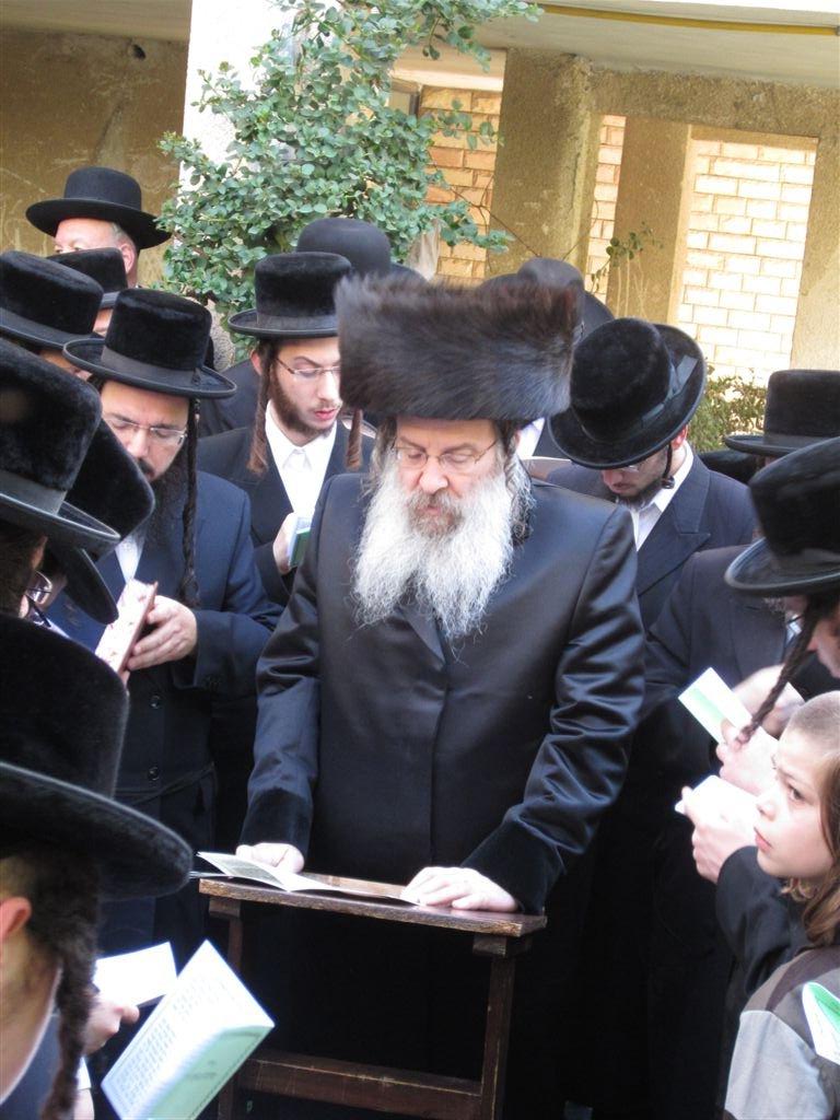 בחרדת קודש: גדולי ישראל אופים מצות ● תיעוד חגיגי