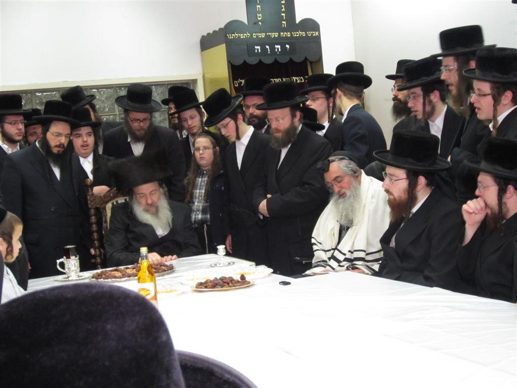 בחרדת קודש: גדולי ישראל אופים מצות ● תיעוד חגיגי