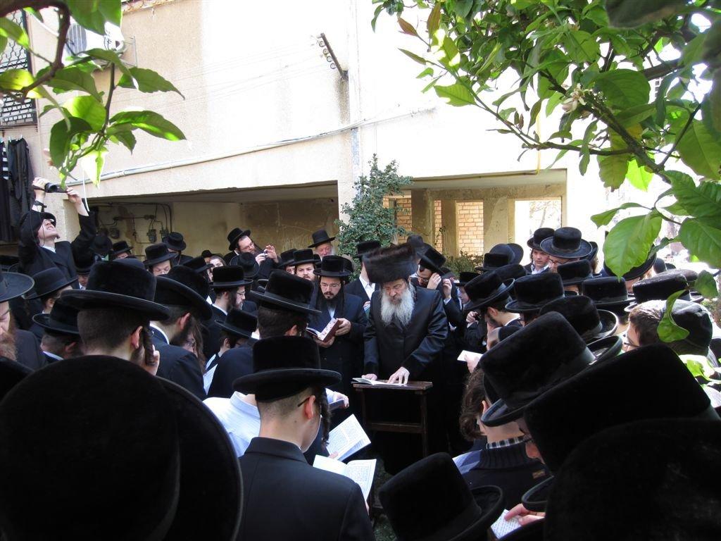 בחרדת קודש: גדולי ישראל אופים מצות ● תיעוד חגיגי