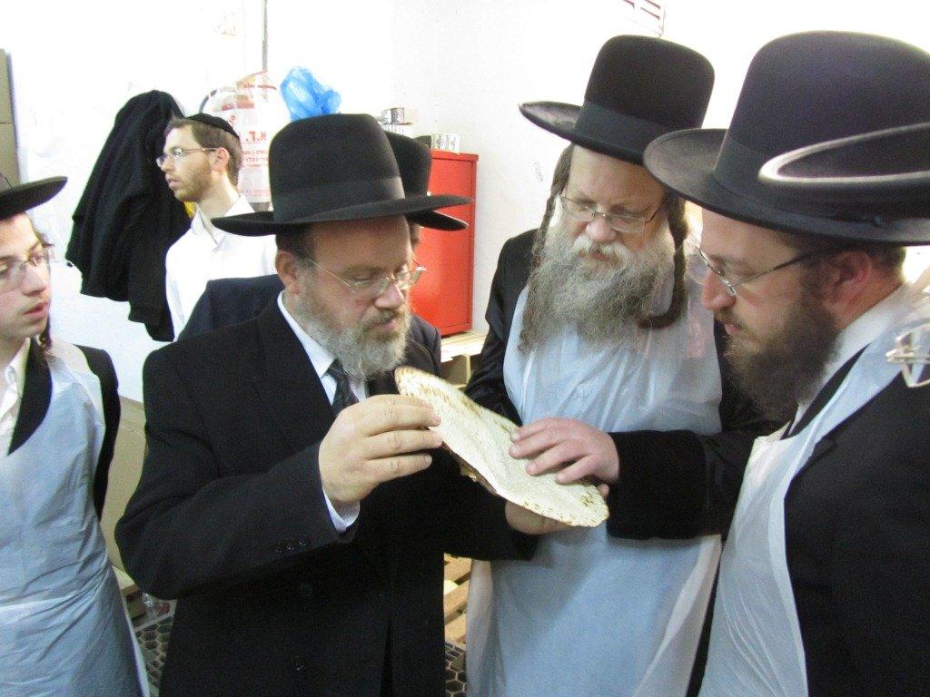 בחרדת קודש: גדולי ישראל אופים מצות ● תיעוד חגיגי