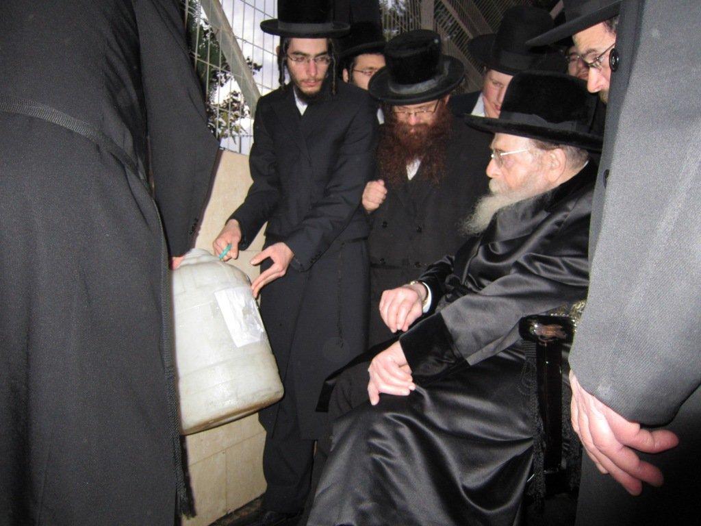 בחרדת קודש: גדולי ישראל אופים מצות ● תיעוד חגיגי