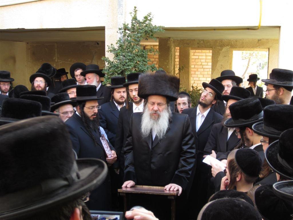 בחרדת קודש: גדולי ישראל אופים מצות ● תיעוד חגיגי