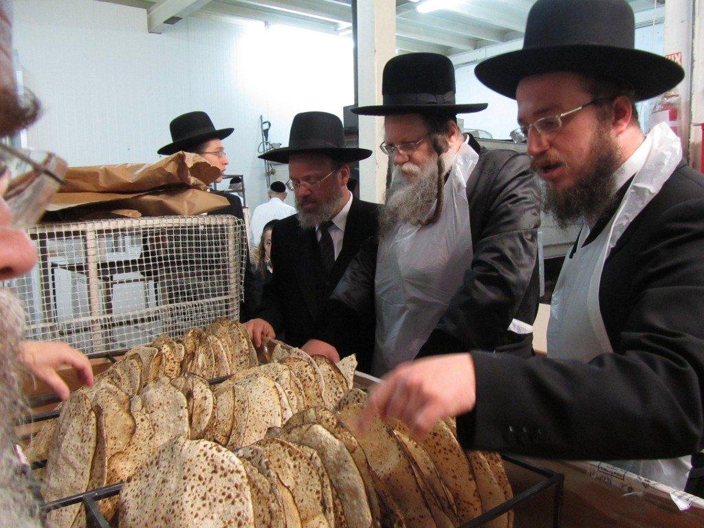 בחרדת קודש: גדולי ישראל אופים מצות ● תיעוד חגיגי