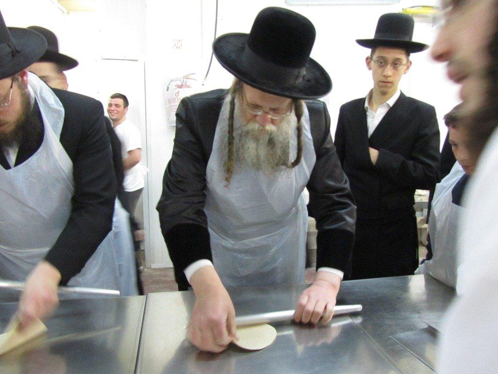 בחרדת קודש: גדולי ישראל אופים מצות ● תיעוד חגיגי