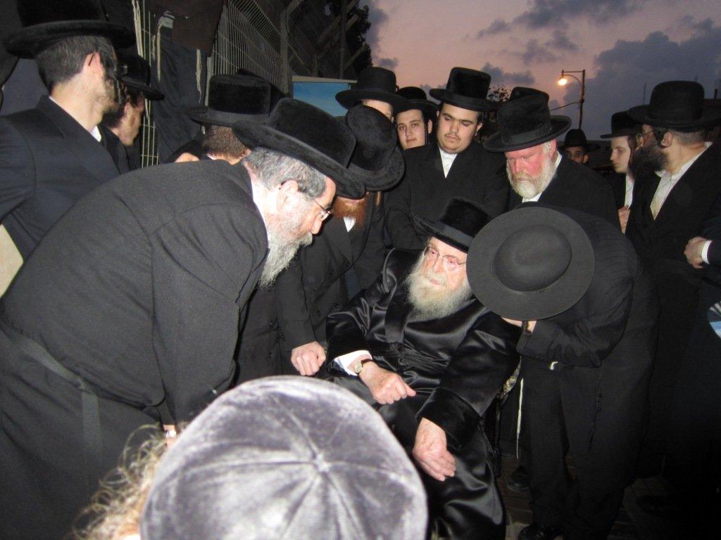 בחרדת קודש: גדולי ישראל אופים מצות ● תיעוד חגיגי