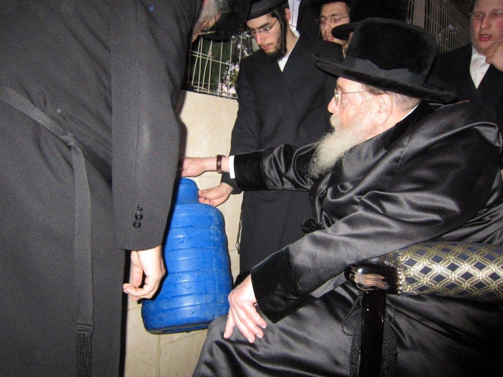 בחרדת קודש: גדולי ישראל אופים מצות ● תיעוד חגיגי