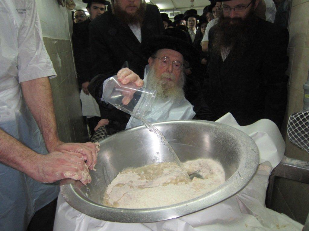 בחרדת קודש: גדולי ישראל אופים מצות ● תיעוד חגיגי