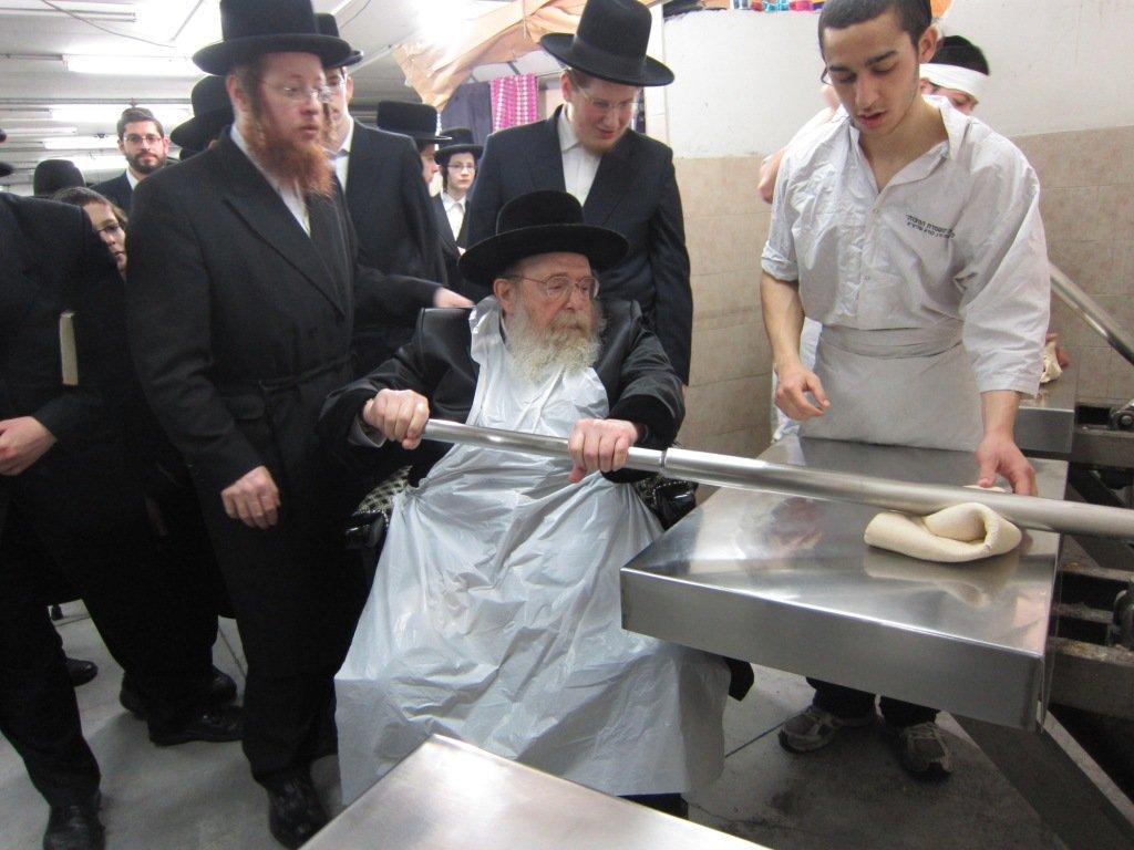 בחרדת קודש: גדולי ישראל אופים מצות ● תיעוד חגיגי