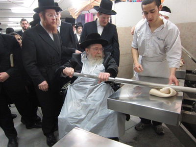 בחרדת קודש: גדולי ישראל אופים מצות ● תיעוד חגיגי