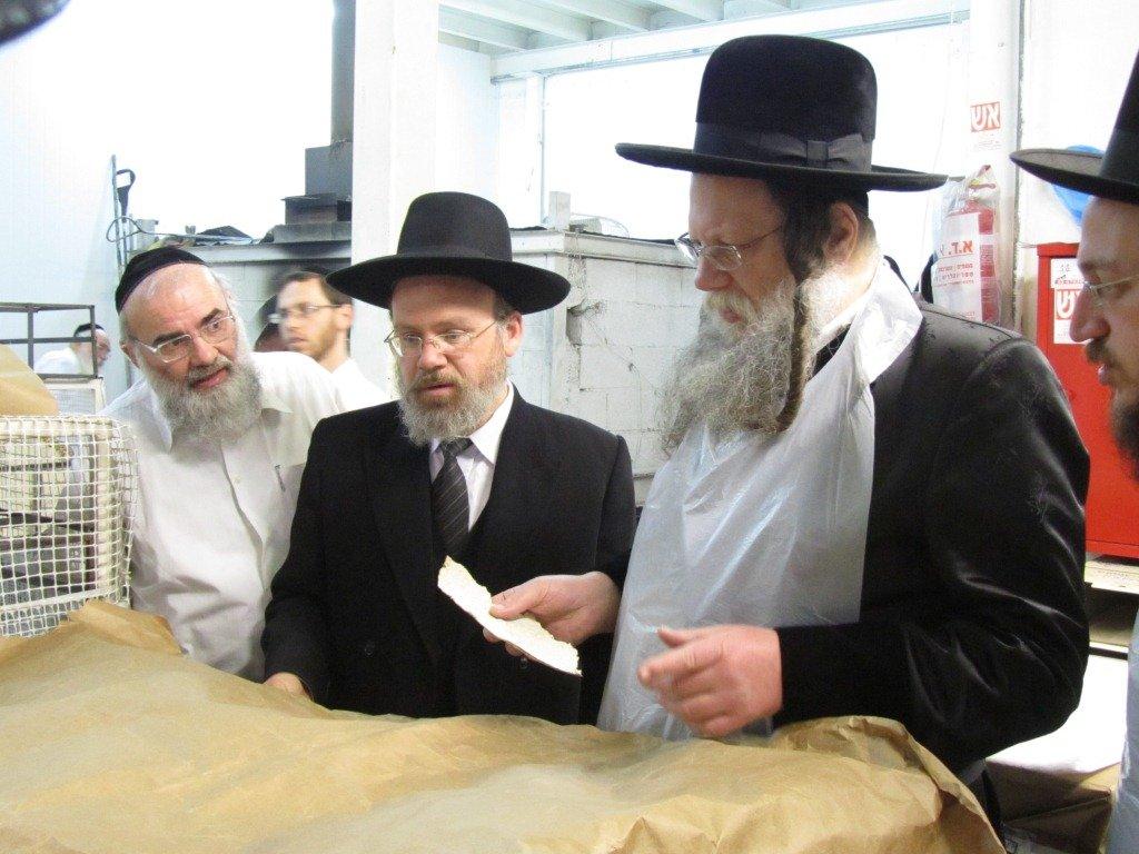 בחרדת קודש: גדולי ישראל אופים מצות ● תיעוד חגיגי