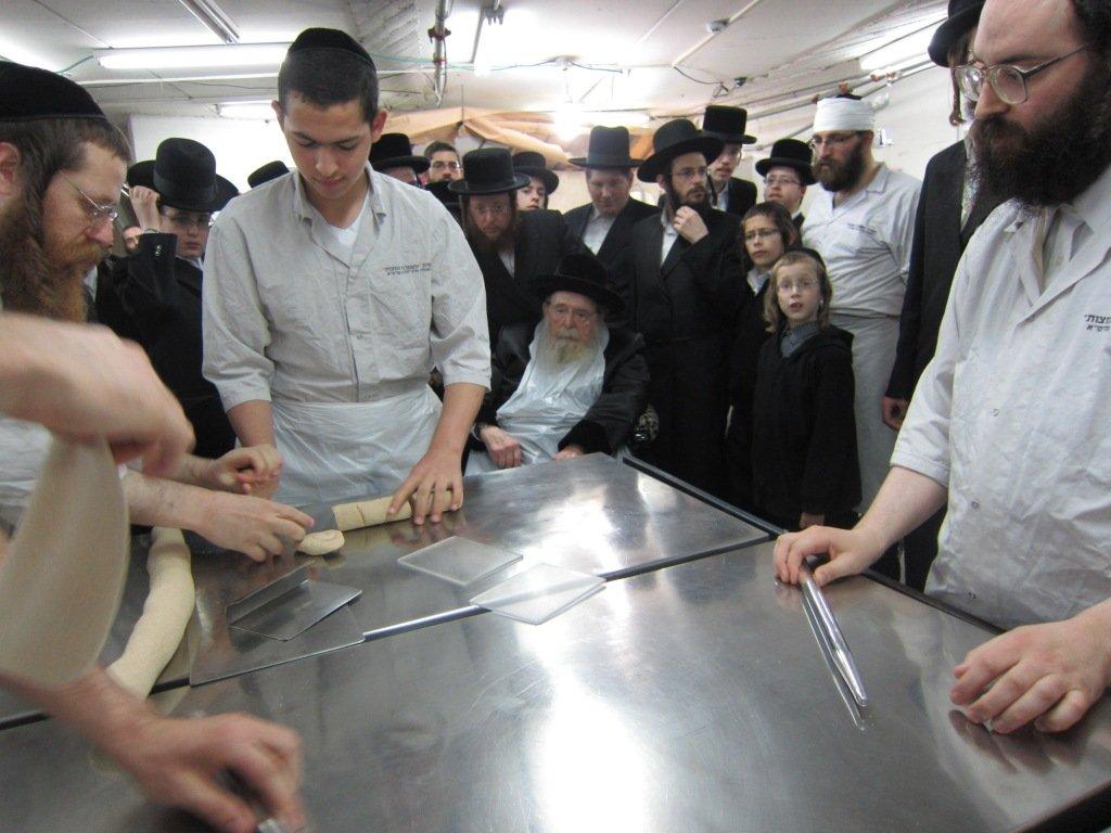 בחרדת קודש: גדולי ישראל אופים מצות ● תיעוד חגיגי