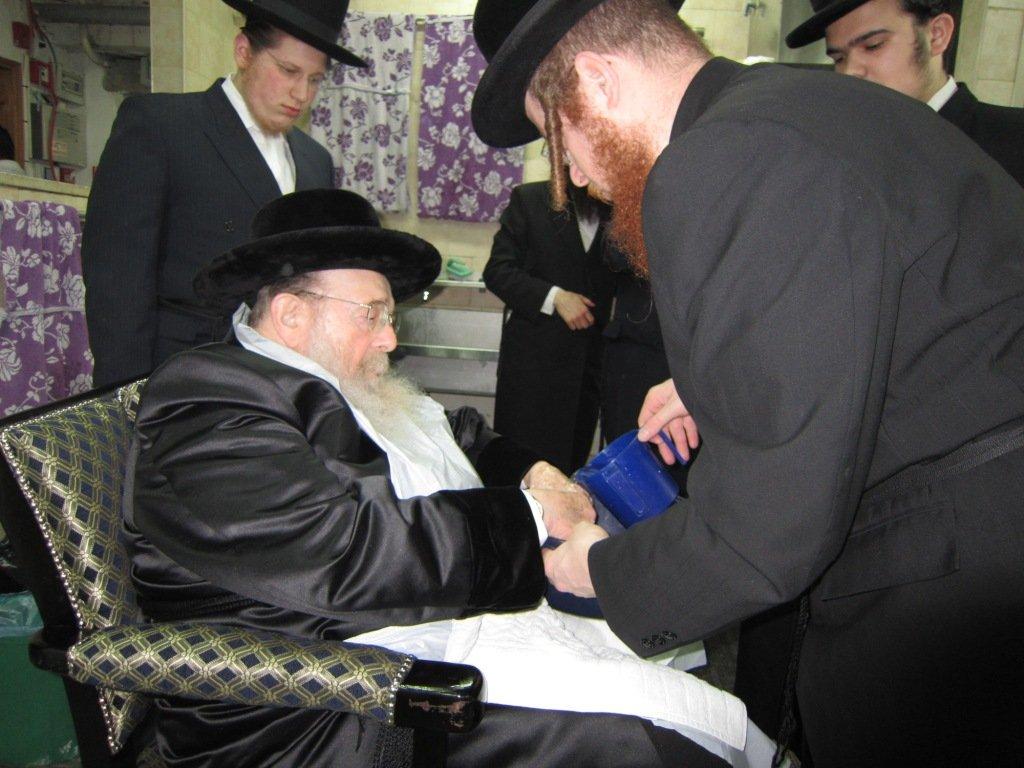 בחרדת קודש: גדולי ישראל אופים מצות ● תיעוד חגיגי