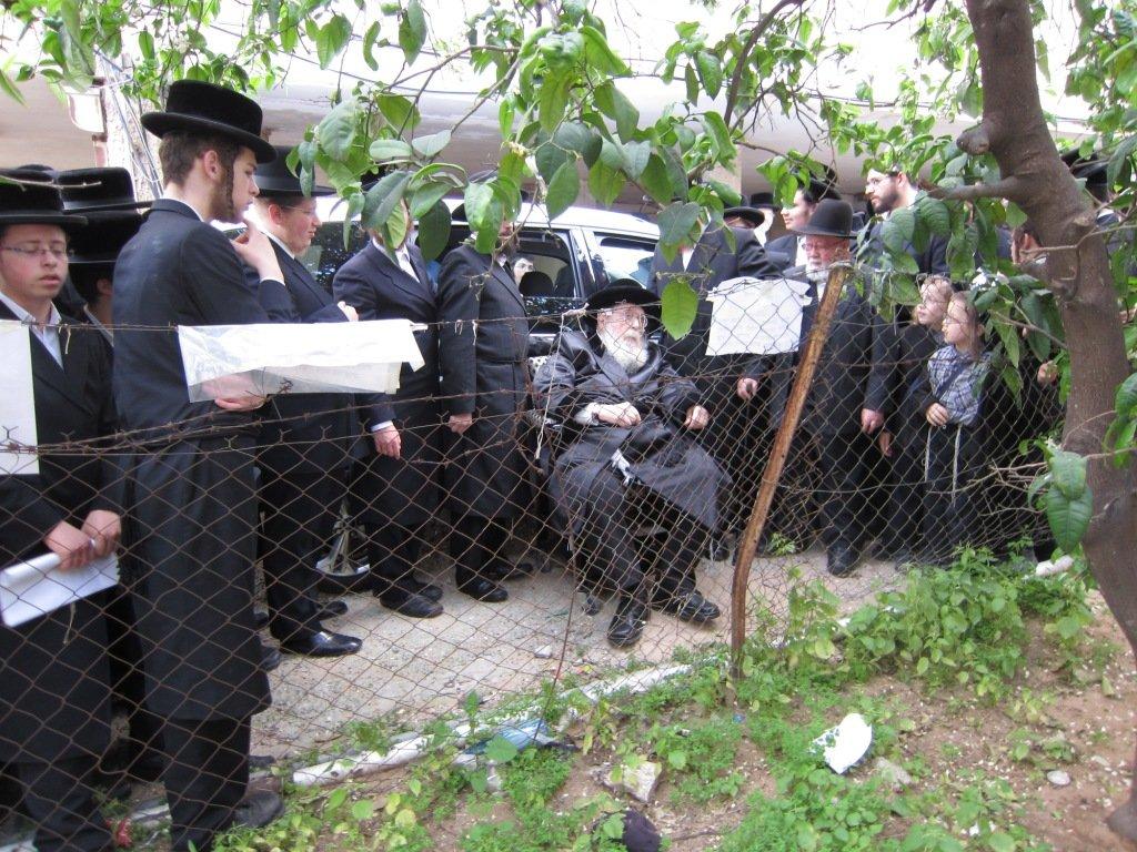 בחרדת קודש: גדולי ישראל אופים מצות ● תיעוד חגיגי