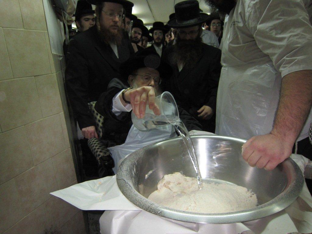 בחרדת קודש: גדולי ישראל אופים מצות ● תיעוד חגיגי