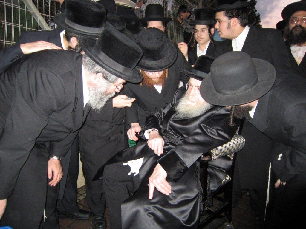 בחרדת קודש: גדולי ישראל אופים מצות ● תיעוד חגיגי