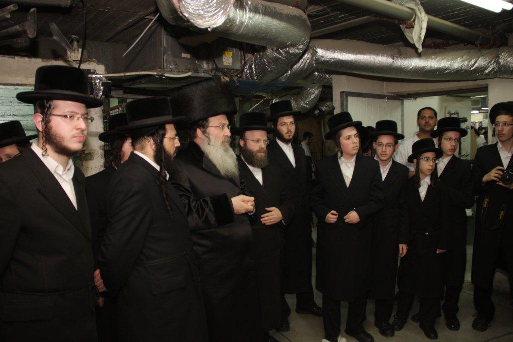 בחרדת קודש: גדולי ישראל אופים מצות ● תיעוד חגיגי