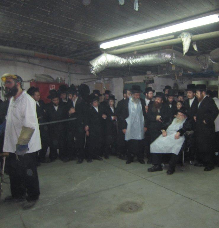 בחרדת קודש: גדולי ישראל אופים מצות ● תיעוד חגיגי