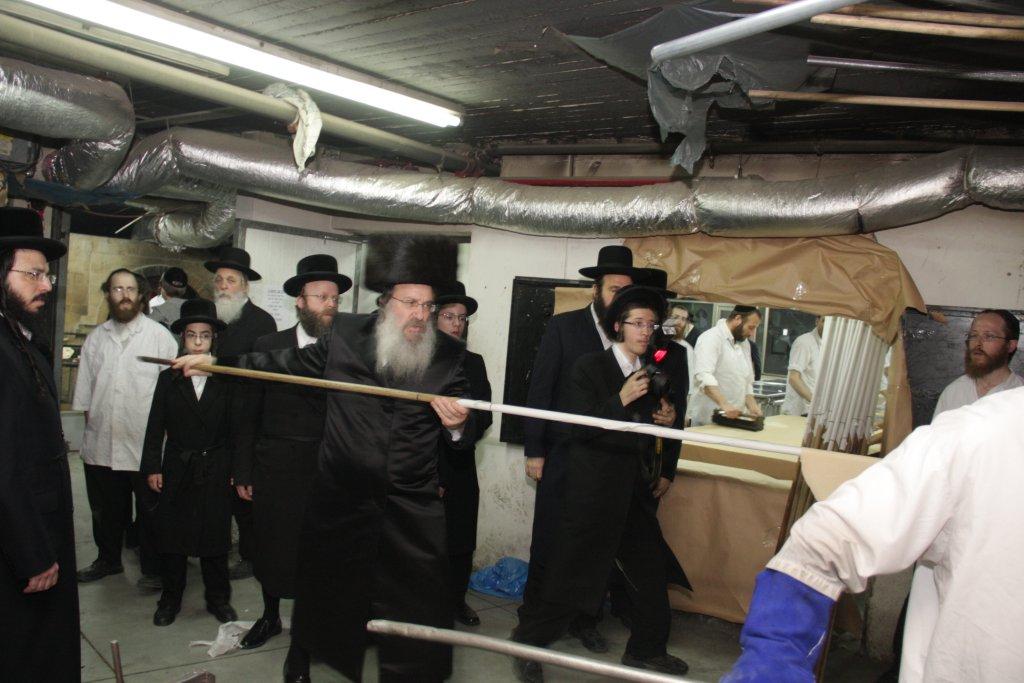 בחרדת קודש: גדולי ישראל אופים מצות ● תיעוד חגיגי