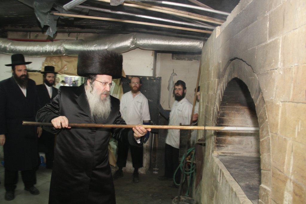 בחרדת קודש: גדולי ישראל אופים מצות ● תיעוד חגיגי