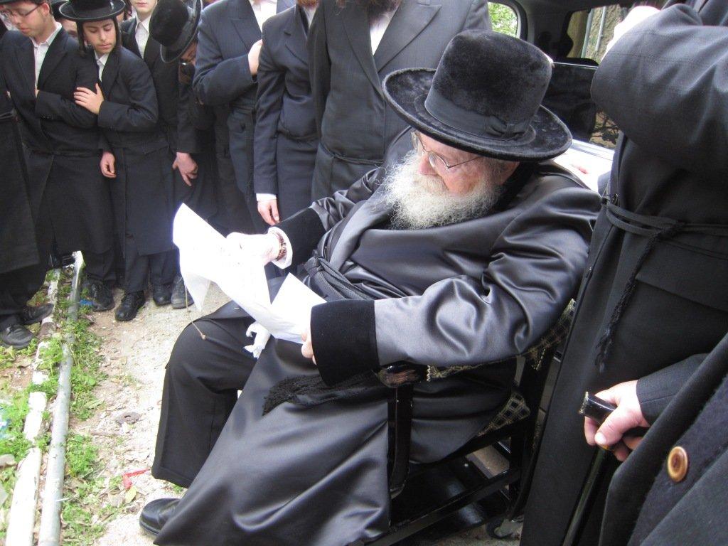 בחרדת קודש: גדולי ישראל אופים מצות ● תיעוד חגיגי