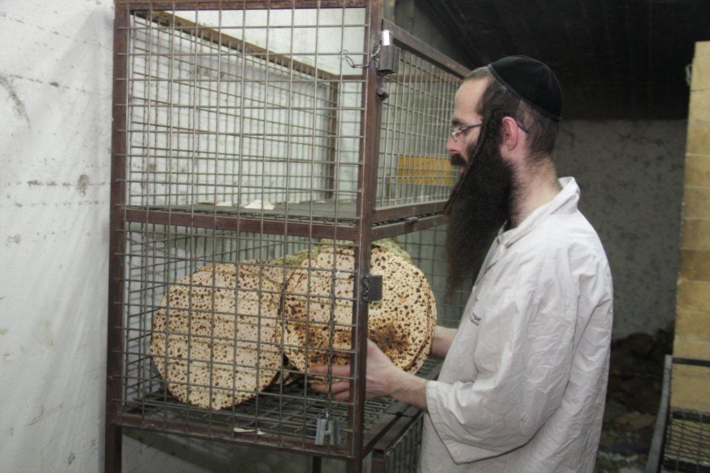 בחרדת קודש: גדולי ישראל אופים מצות ● תיעוד חגיגי