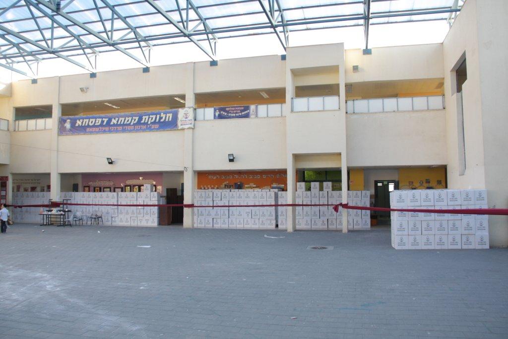 לקראת פסח: מאות סלי מזון חולקו באלעד