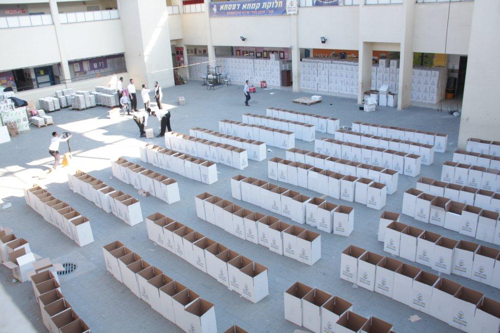 לקראת פסח: מאות סלי מזון חולקו באלעד