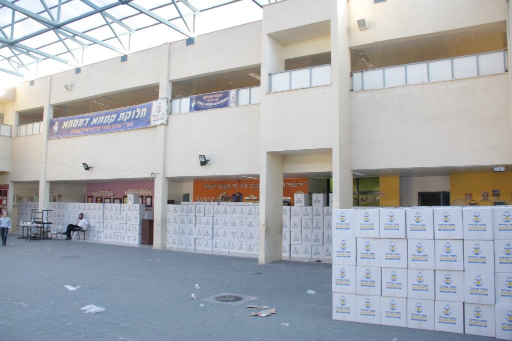 לקראת פסח: מאות סלי מזון חולקו באלעד